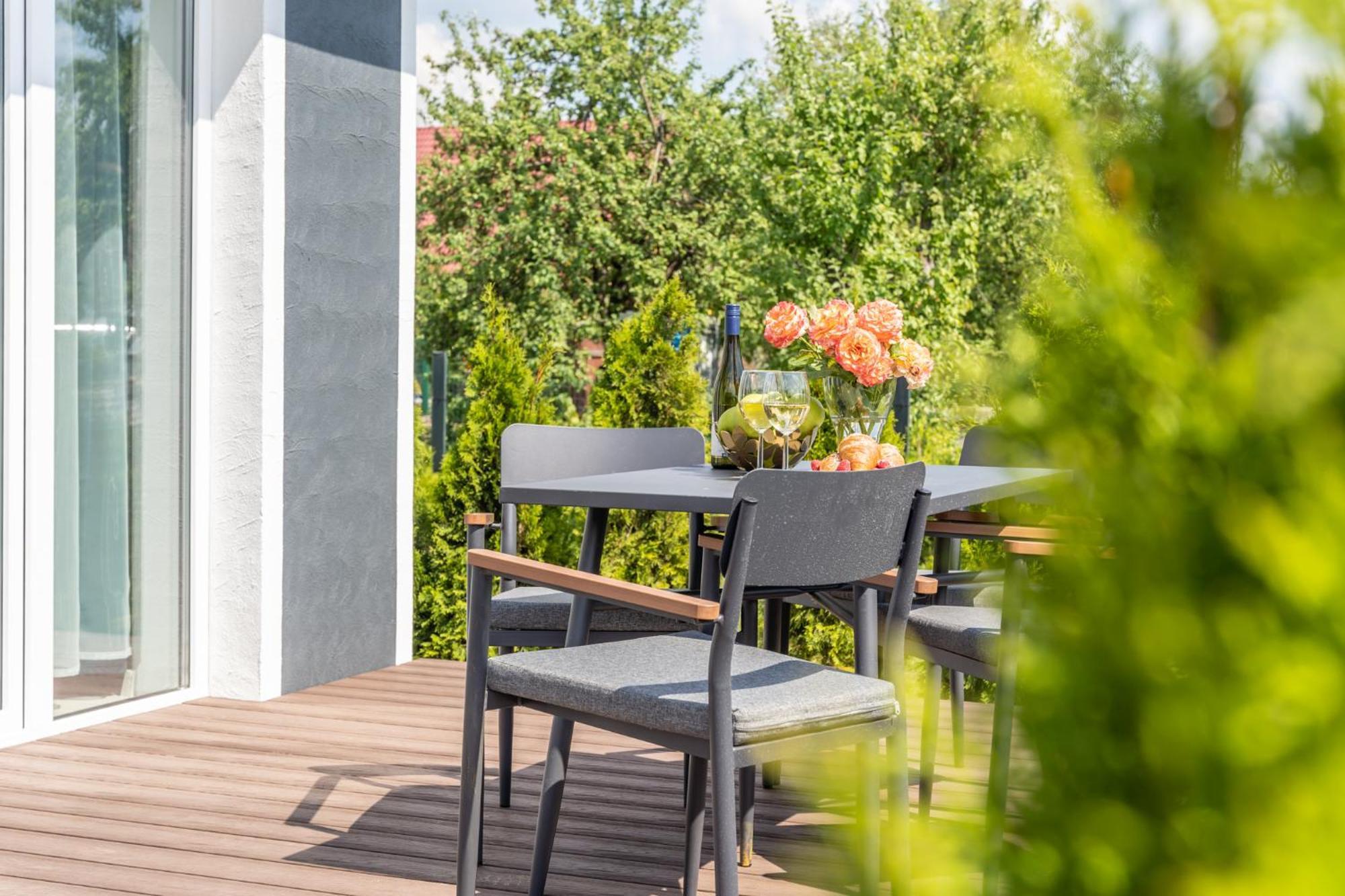 Family Garden Apartments With Free Private Parking & Playground Riga Exterior photo